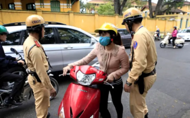 Mức phạt mới cho lỗi không mang hoặc không có giấy tờ xe máy, ô tô năm 2025