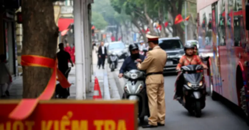 Mức phạt vượt đèn đỏ 2025: Ô tô phạt tới 16 triệu, xe máy 8 triệu đồng