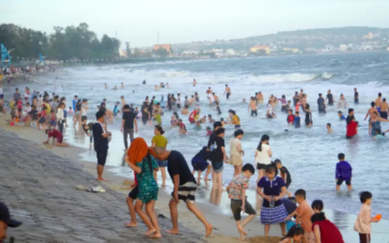 Mũi Né rực rỡ ngày đầu năm, du khách quốc tế đổ về trải nghiệm Tết Việt