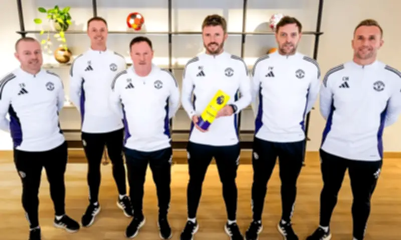 Michael Carrick Được Vinh Danh HLV Xuất Sắc Nhất Tháng 1/2026 Tại Ngoại Hạng Anh