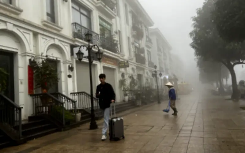Miền Bắc nồm ẩm kéo dài ảnh hưởng sức khỏe, miền Nam nắng nóng xen kẽ mưa trái mùa
