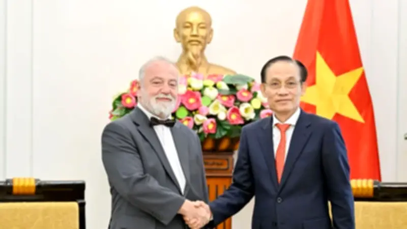 Bộ trưởng Lê Hoài Trung đánh giá cao đóng góp của Đại sứ Séc Hynek Kmonicek