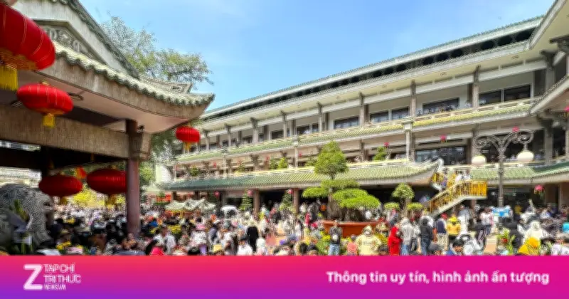 Miếu Bà Chúa Xứ Chật Kín Người Viếng, Du Khách 'Đội' Nắng 40 Phút Dịp Tết 2026