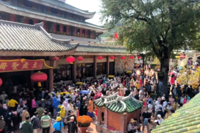 Miếu Bà Chúa Xứ Núi Sam đông nghẹt người trong dịp Tết Nguyên đán