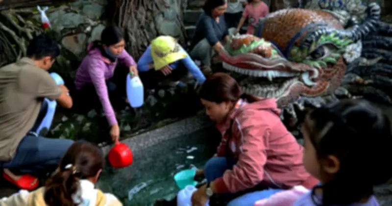 Miễu Mạch Nước Hóc Môn: Điểm tâm linh trăm tuổi thu hút người dân lấy nước cầu may đầu năm