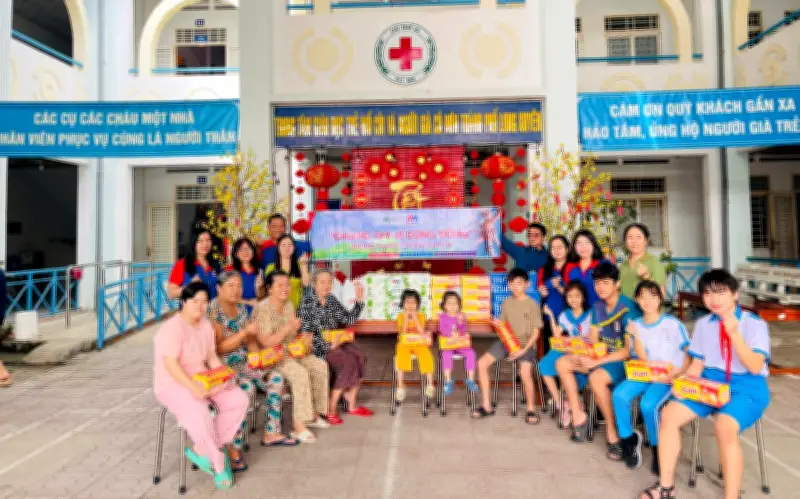 MM Mega Market Long Xuyên trao quà Tết cho trẻ mồ côi và người già neo đơn