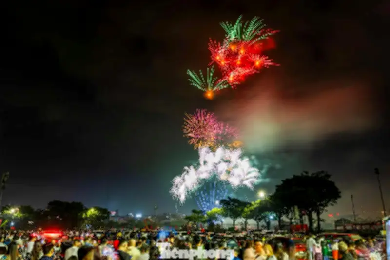 Màn pháo hoa đón Giao thừa 2026 tại Hà Nội rực rỡ với hiệu ứng ánh sáng đa tầng