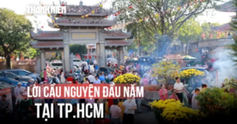 Mùng 1 Tết Bính Ngọ, thành phố rực rỡ sắc xuân, người dân đi lễ cầu may