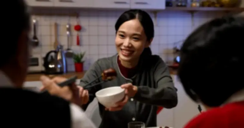 Mẹ dạy con: Dù thân thiết mấy, đến nhà người khác cũng phải tránh 5 hành vi này