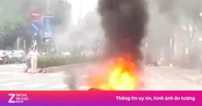 Xe Máy Bốc Cháy Trơ Khung Giữa Đường TP.HCM, Tài Xế Bỏ Chạy Thoát Thân
