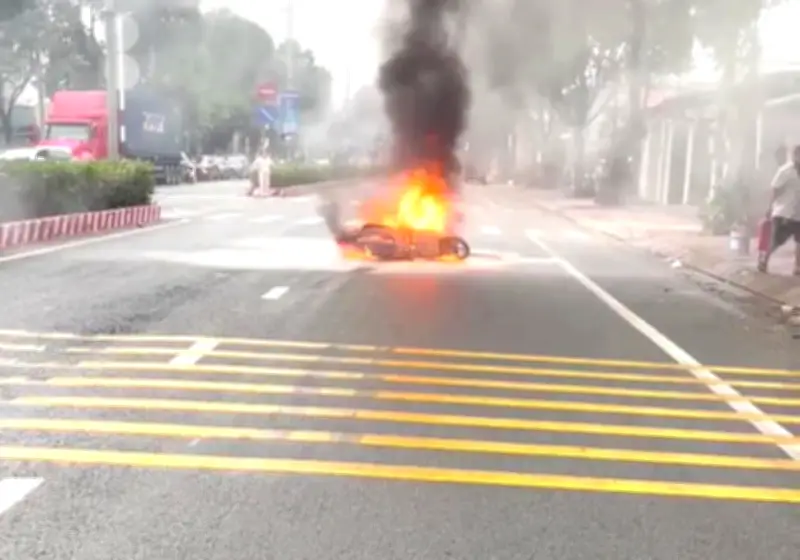 Xe máy bốc cháy dữ dội giữa đường Nguyễn Chí Thanh, TPHCM