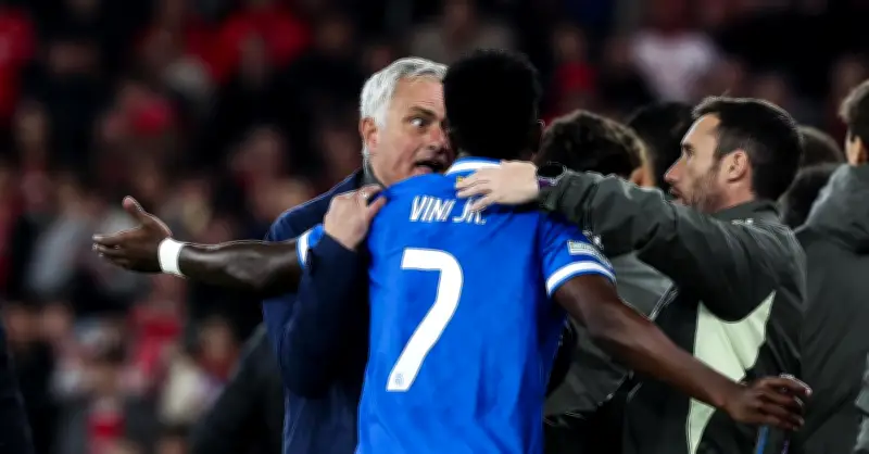 Mourinho bị chỉ trích đạo đức giả khi phê phán cách ăn mừng của Vinicius