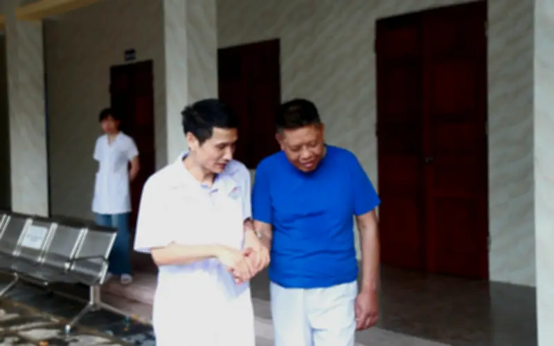 Một Ngày Ở Mặt Trận Không Tiếng Súng: Những Người Thầy Thuốc Tiếp Tục Cuộc Chiến