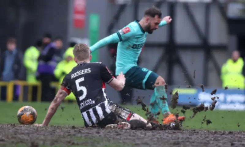 Mặt sân bùn đất gây sốc ở Cup FA Anh: Trận đấu như chiến trường Normandy