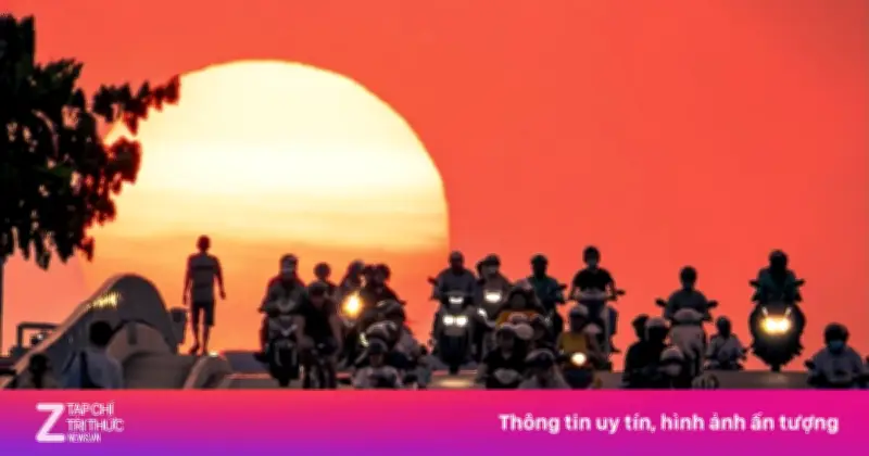 Mặt Trời 'trứng muối' nhuộm đỏ cầu Sài Gòn, Bình Lợi thu hút đông đảo người dân săn ảnh