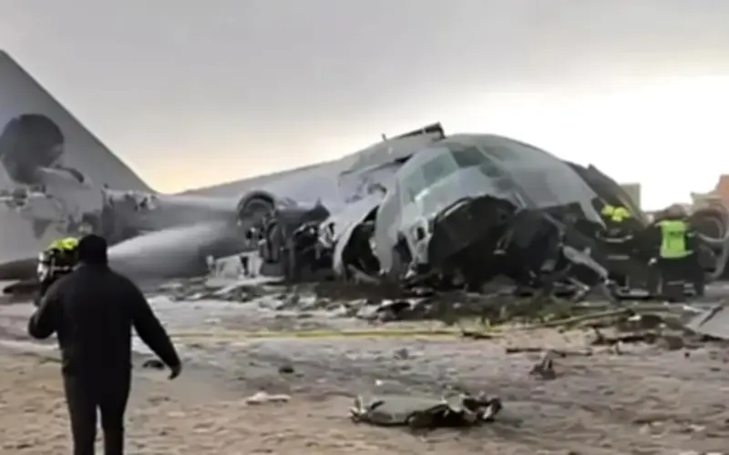 Máy bay quân sự Bolivia trượt đường băng, đè nát hàng chục xe trên phố