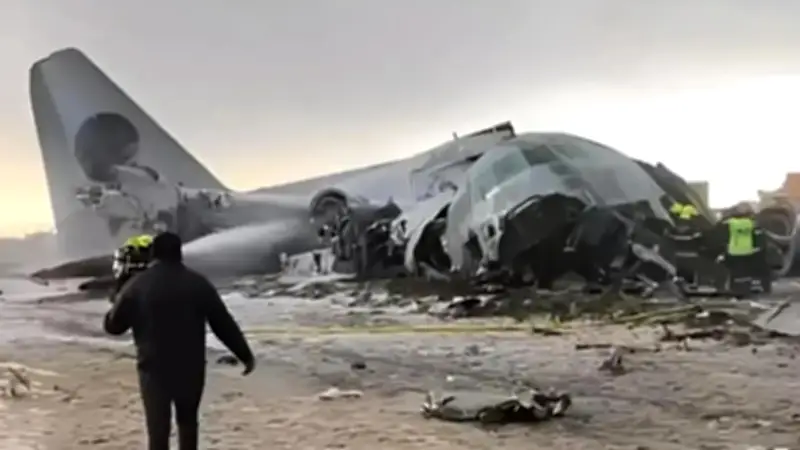 Máy Bay Trượt Đường Băng Ở Bolivia, Đám Đông Hỗn Loạn Nhặt Tiền Rơi