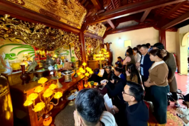 Đền Bà Hải Hà Tĩnh đông nghẹt người dâng hương đầu năm, cầu bình an