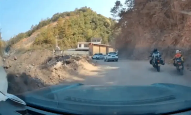 Nữ biker mất lái, cả người và xe bay xuống hố sâu ở Vân Nam