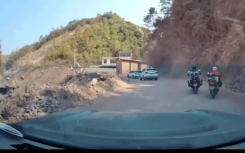 Nữ biker suýt rơi xuống vực vì vô tình vặn mạnh tay ga khi mất thăng bằng