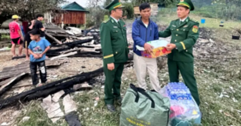 Đồn Biên Phòng Ba Nang Hỗ Trợ Gia Đình Bị Cháy Nhà Dịp Tết Nguyên Đán
