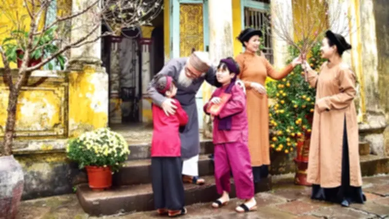 Nụ Cười Việt Đón Xuân: Sắc Màu Hạnh Phúc Từ Bản Làng Đến Phố Thị