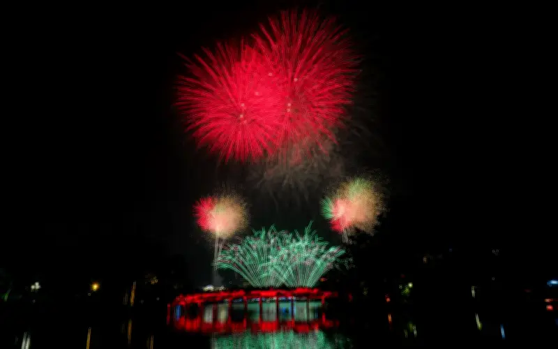 Đón Giao Thừa Bính Ngọ 2026: Pháo Hoa Rực Sáng Khắp Các Thành Phố Việt Nam