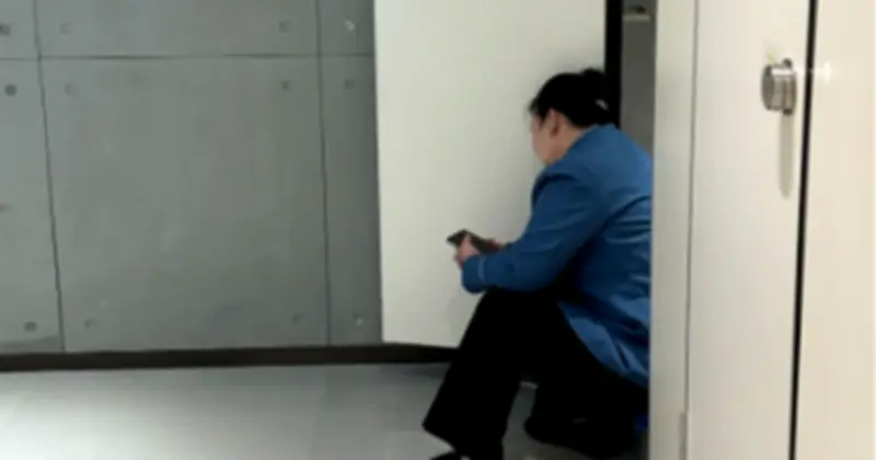 Nữ lao công 48 tuổi ngủ lại công ty suốt tháng, sếp đưa thẻ ngân hàng khiến chị bật khóc