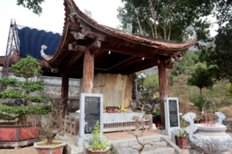 Đền Lại Châu: Bảo Vật Quốc Gia Đang Trôi Gần Cửa Tùng Nguyệt
