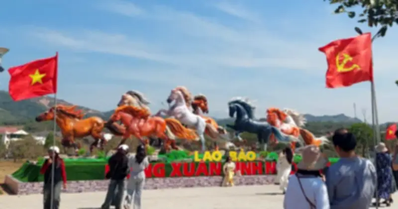 Đàn linh vật ngựa 'Mã đáo thành công' thu hút hàng nghìn người check-in tại Quảng Trị