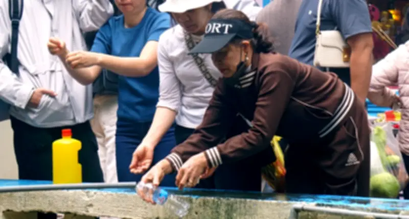 Đền Phủ Na Nhộn Nhịp Đầu Xuân, Người Dân Tranh Thủ Xin 'Nước Lộc' Cầu May