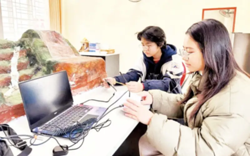 Nữ sinh dân tộc Tày sáng chế hệ thống cảnh báo lũ quét SAVE.AI từ nỗi trăn trở quê hương