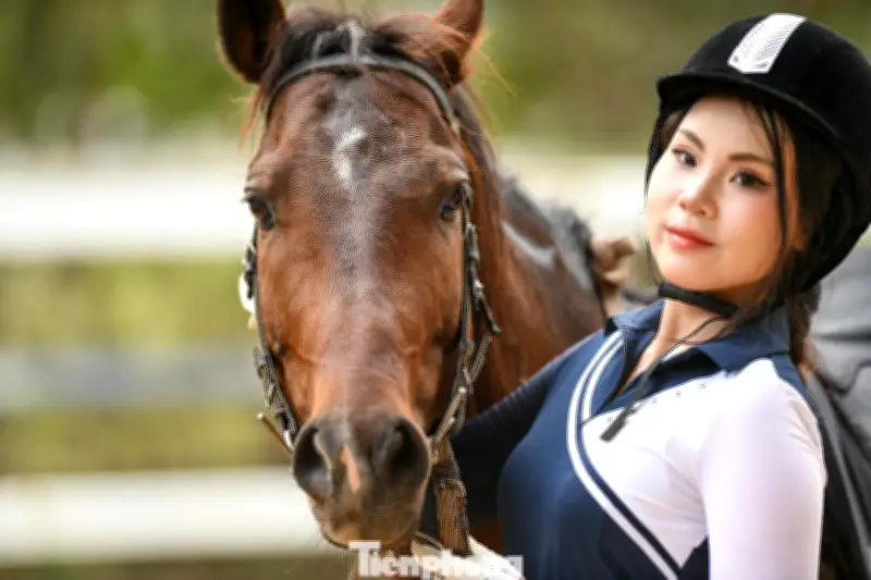 Nữ Sinh Hà Nội Đón Năm Mới Với Trải Nghiệm Cưỡi Ngựa Độc Đáo