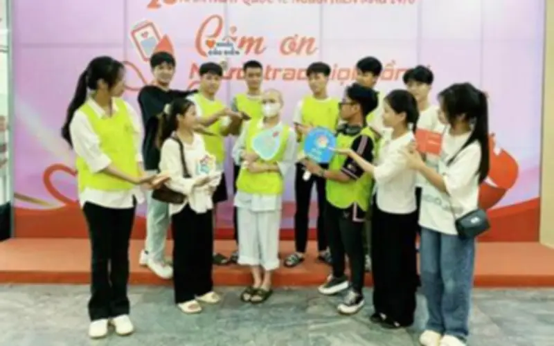 Nữ sinh Hồ Quỳnh Hương lạc quan với ung thư máu, lan tỏa cảm hứng qua TikTok