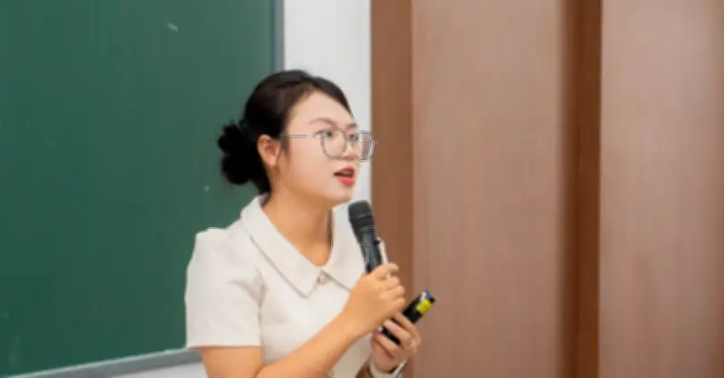 Nữ sinh từng mơ mịt tiếng Trung trở thành MC truyền hình khi chưa tốt nghiệp