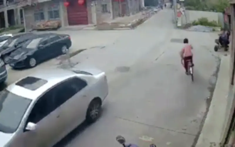 Nữ sinh Trung Quốc cứu cụ bà ngã xe bị kiện ngược, gây tranh cãi về trách nhiệm pháp lý