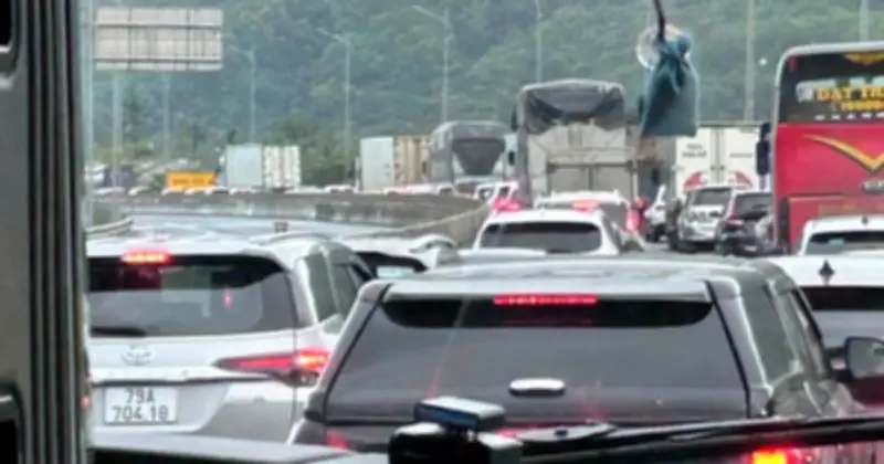 Ùn tắc nghiêm trọng tại Đèo Cả: Hàng trăm xe xếp hàng dài do lượng phương tiện đổ về quá lớn