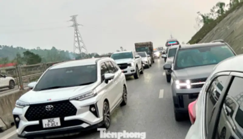 Ùn tắc nghiêm trọng trên cao tốc Bắc Nam qua hầm Thần Vũ dịp Tết Nguyên đán