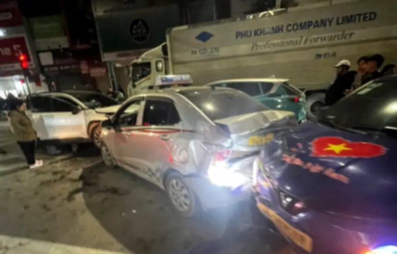 Nữ tài xế lái ôtô ngược chiều gây tai nạn liên hoàn với 4 xe ở Hà Nội