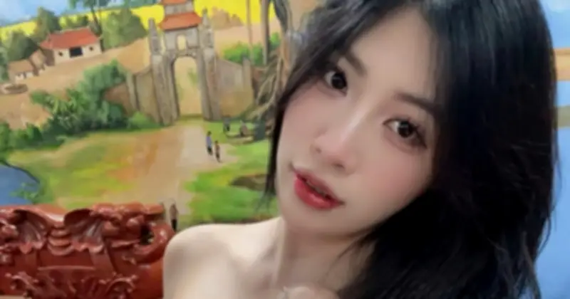 Nữ đô vật hot girl Bắc Ninh chiến thắng đối thủ nam trên sới vật hội làng