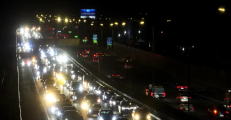 Nửa đêm mùng 5 Tết, dòng ô tô ùn ùn trở lại Hà Nội