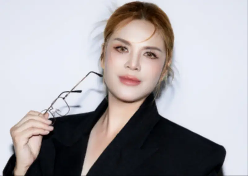 Na Yina bị cấm diễn, đối mặt cáo buộc trốn thuế và 'hợp đồng âm dương' từ đối tác cũ