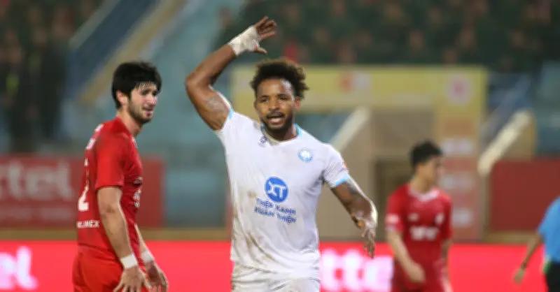 Nam Định 10 trận không thắng, HLV Nguyễn Văn Sơn bức xúc chỉ trích đội bóng