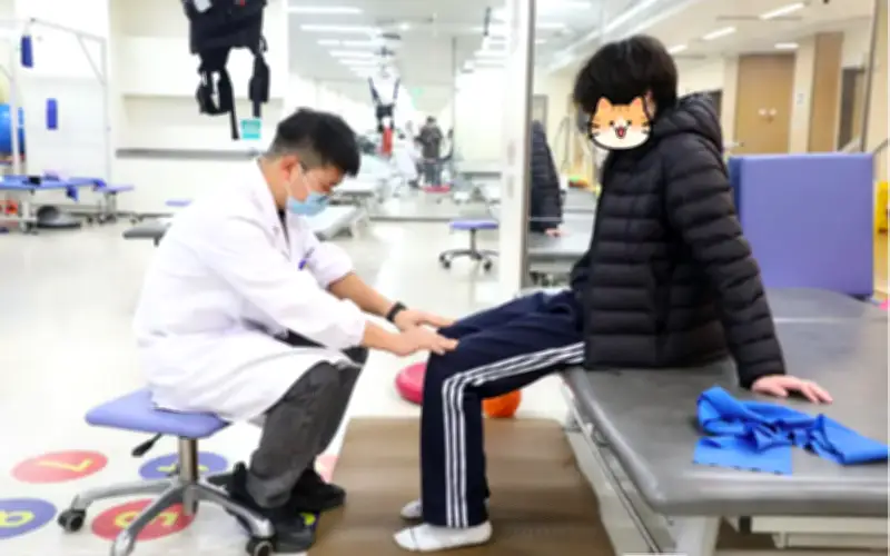 Nam Sinh 16 Tuổi Bị Liệt Nửa Người Do Thói Quen Ngồi Xấu Khi Học Bài