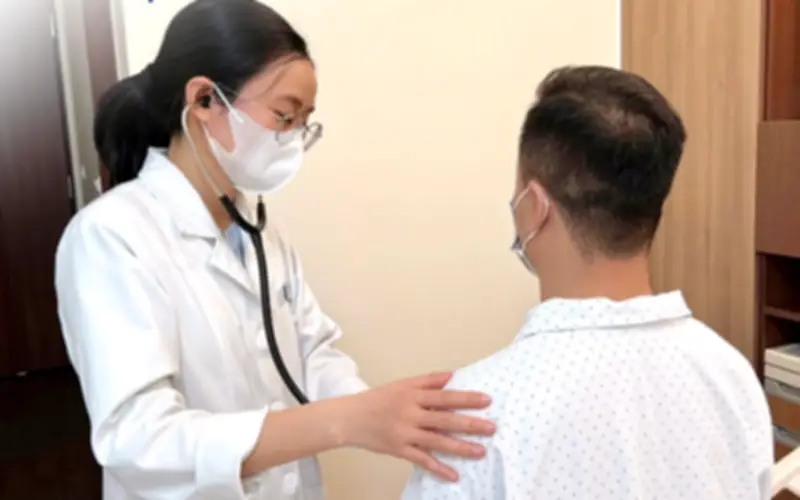 Nam thanh niên 32 tuổi nhập viện cấp cứu sau bữa tiệc tất niên với hải sản