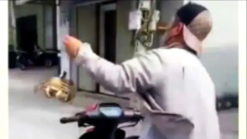 Nam thanh niên Cà Mau lái xe một tay, xách cua, không đội mũ bảo hiểm bị công an xử lý