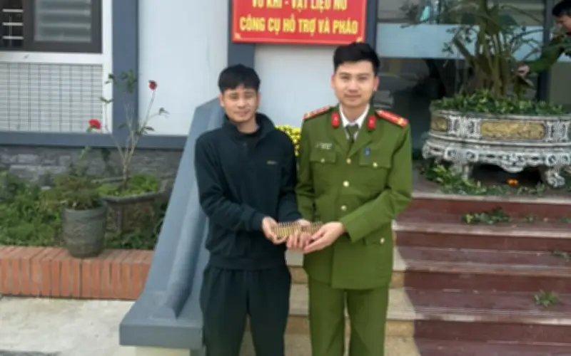 Nam Thanh Niên Đi Trên Đường Bất Ngờ Nhặt Được Gần 30 Viên Đạn