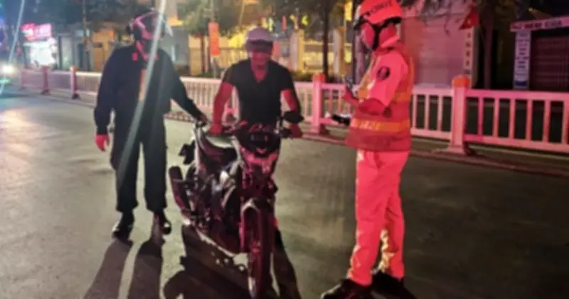 Nam thanh niên vi phạm nồng độ cồn khoe quen biết cán bộ, CSGT TP.HCM tạm giữ hơn 50 xe