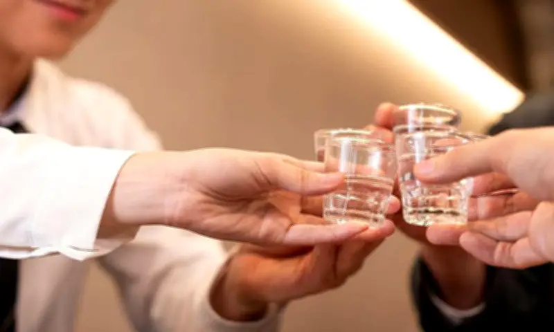 Nam Kinh: Suýt tử vong vì uống rượu kết hợp thuốc đau răng Trung Quốc