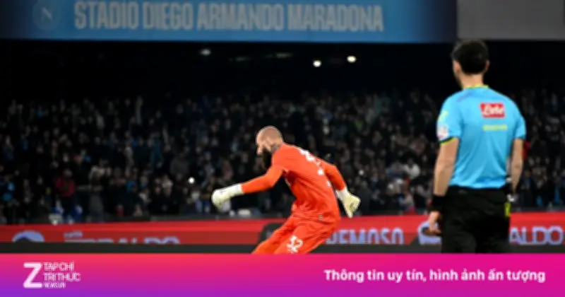 Thủ môn Napoli gây sốt với cú sút phạt đền thần sầu trong trận đấu